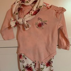 NWOT Baby girl pink flowered outfit size 9 month. Onesie, pants, headband